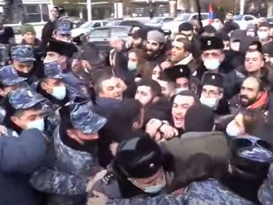 Ոստիկանները փորձեցին բերման ենթարկել Իշխան Սաղաթելյանին. նրա նկատմամբ բռնություն կիրառվեց