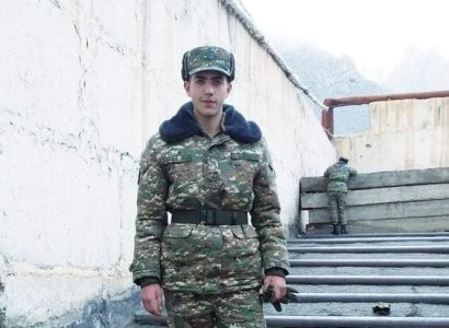 Արսենը մորն ասել էր, թե Ագարակում է, ինքը կամավոր զենքը վերցրել ու հրամանատարի հետեւից գնացել  Ջաբրայիլ (ֆոտո)