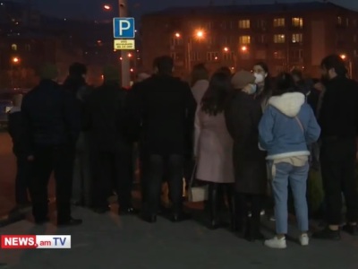 Քաղաքացիները բողոքի ակցիա են անում Ոստիկանության շենքի դիմաց. ուղիղ