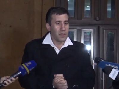 «Մենք ուղերձ ունենք ոստիկանությանը». Ոստիկանության մոտ ակցիայի ժամանակ Ռուբեն Մելիքյանը պատռեց ադրբեջանական շևրոնը