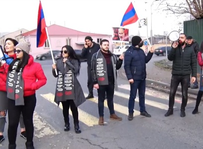 Քաղաքացիները փակել են Զվարթնոց օդանավակայան տանող ճանապարհը. նրանք պահանջում են վարչապետի հրաժարականը