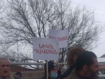 Փաշինյանի հրաժարականի պահանջով քաղաքացիները փակել են Վանաձոր-Երեւան ճանապարհը (ֆոտո)