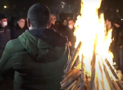 «Փաշինյան խոչընդոտը պետք է մի կողմ գցել եւ գնալ առաջ». Երթի մասնակիցները Սուրբ Աննա եկեղեցու բակում խարույկ վառեցին