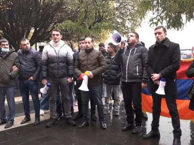 «Դու ամենաամոթալի ղեկավարն ես»». Երիտասարդների բողոքի ակցիան՝ Կառավարության դիմաց