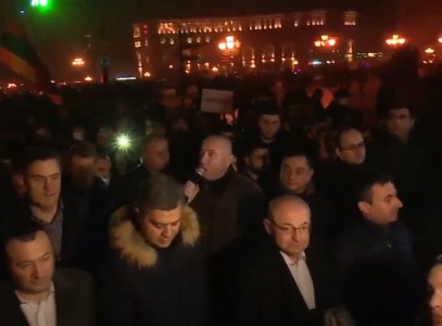 Եկե՛ք ողջունենք կառավարության շենքի պատուհաններից հոգով-սրտով մեզ հետևող մեր քաղաքացիներին. Թևանյան
