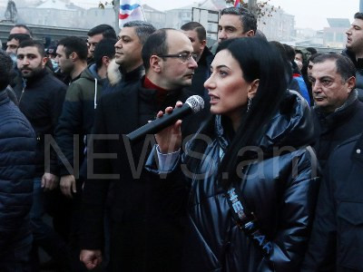 «Եռաբլուրը» վերեւից նկարեք, դաջեք ձեր ուղեղների, ձեր խղճի վրա. Արփինե Հովհաննիսյանը՝ դրոնով ցույցերը նկարողներին