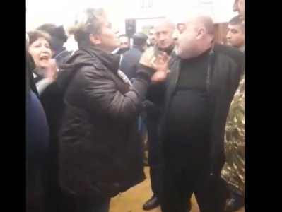 «70 օր է ինչի՞ երեխեքին ման չեք գալիս. հիմա էլ ուլի դեմքով նստած ես». Անհետ կորածների հարազատները Վայքի զորամասում են