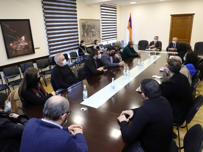 «Հոգեւոր-մշակութային դաշտը պայքարի ձեր ճակատն է». Վահրամ Դումանյանն ընդունել է թատրոնների տնօրեններին