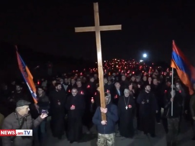 Երթի մասնակիցները վառվող ջահերը դրեցին նահատակների շիրիմներին. հիշատակի երթն ավարտվեց