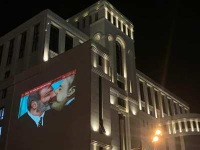 «Ալիեւի 5$ միլիարդանոց «դուխով» պաչիկը». Փաշինյանի եւ Ալիեւի ծաղրանկարը՝ ԱԳՆ շենքին