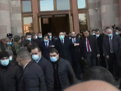 Փաշինյանը սգո երթին մասնակցում է մեծ թվով թիկնապահների ուղեկցությամբ (ֆոտո)
