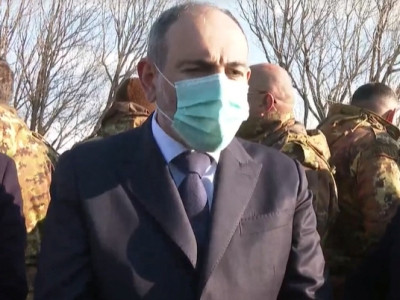 Փաշինյանը Սառնակունք գյուղում բնակիչների հետ խոսում է՝ անվտանգության աշխատակիցներով շրջափակված