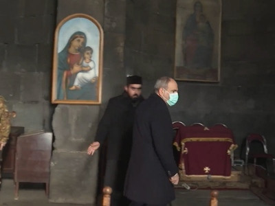 Սիսիանի եկեղեցում հոգեւորականը ցուցադրաբար հրաժարվեց սեղմել Նիկոլ Փաշինյանի ձեռքը (ֆոտո)