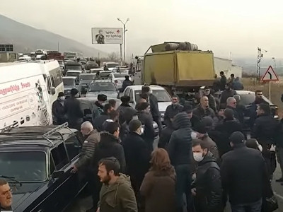 Քաղաքացիները փակել են Վանաձոր-Երևան մայրուղին՝ Փաշինյանի հրաժարականի պահանջով