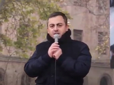 Ժողովրդի մի մասը մնում է այստեղ, մյուս մասով շրջափակում ենք կառավարության շենքը. Սաղաթելյանը 4 ճանապարհ նշեց