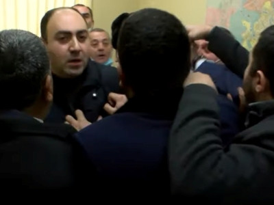 «Թողեք ինձ, էդ ո՞ւմ վրա ես ձեռք բարձրացնում». Քաղաքապետարանի աշխատակցի եւ ԲՀԿ-ականների միջեւ միջադեպ է տեղի ունեցել