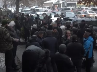 Առուշ Առուշանյանին որպես մեղադրյալ ներգրավվելու մասին որոշումը տրամադրվեց. բակում մեծ թվով սյունեցիներ են հավաքվել