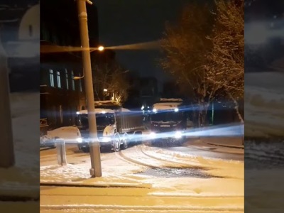 Քաղաքացիները բեռնատարներով ավազ են լցրել դեպի Կառավարության շենք տանող ճանապարհի վրա՝ կանխելու Փաշինյանի մուտքը