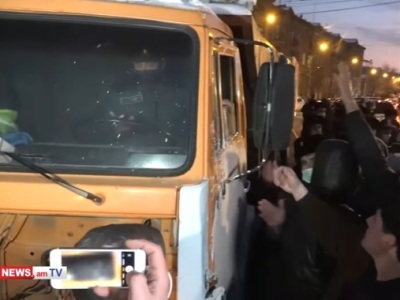 Մի քշի, արա, վատամարդ մի եղի․ոստիկանը նստել էր Բաղրամյան պողոտան փակած բեռնատարի ղեկին, որ ճանապարհը բացի