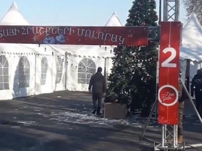 Սկանդալ Ստեփանակերտում․ արցախցիների պահանջով ապամոնտաժվում է Աննա Հակոբյանի հիմնադրամի տեղադրած տոնածառը