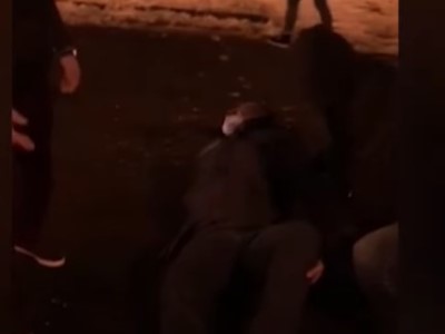 Քաղաքացիների հետ բախման ընթացքում ոստիկանը սայթաքել ու վնասել է ոտքը