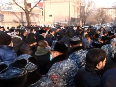 ԱԺ-ի դիմաց բողոքի ակցիա իրականացնելիս բերման է ենթարկվել 8 անձ. Ոստիկանություն
