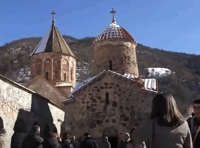 Ցույց տանք, որ Արցախն ապրում է. պատերազմից հետո առաջին պսակադրությունը Դադիվանքում