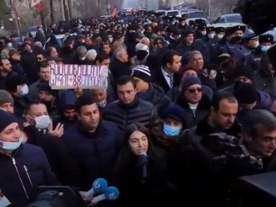 Հայկ, մի քանի հարկանի այս առանձնատունը կառուցելիս չէիր ասո՞ւմ, որ բանակի դիրքերը փայտից չպետք է լինեն. Ակցիայի մասնակից