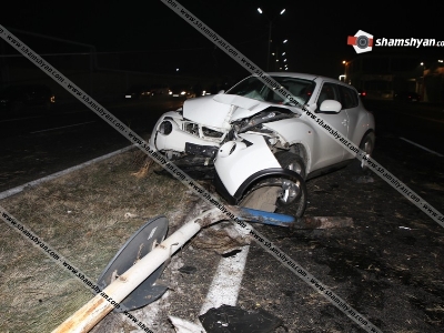 Զվարթնոց թաղամասի մոտ բախվել են Mercedes Benz S 550-ը և Nissan-ը. մեքենաները տապալել են մի քանի էլեկտրասյուները