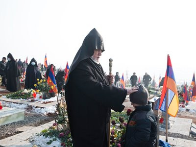 Ամենայն Հայոց Կաթողիկոսը եպիսկոպոսաց ուղեկցությամբ այցելել է «Եռաբլուր» (ֆոտո)