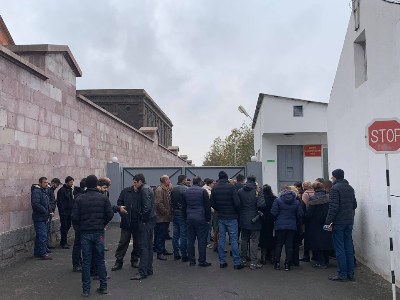 Անհետ կորած զինծառայողների հարազատները նստացույց են սկսել Էջմիածնի զորամասի մոտ