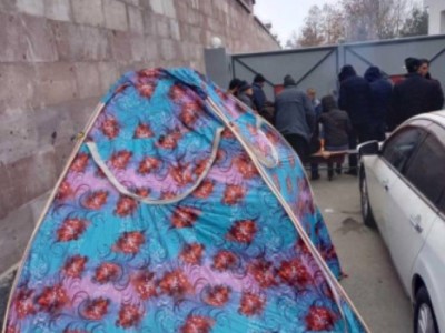 «Մեզ ոչ մի պատասխանատու անձ չի մոտեցել». անհետ կորած զինծառայողների ծնողները գիշերել են զորամասի դիմաց՝ վրաններում