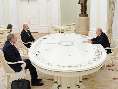 Հանդիպմանը Պուտինը հերթով գրկել է Ալիեւին եւ Փաշինյանին, իսկ նրանք պարզապես ողջունել են միմյանց
