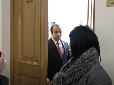 «Երբ ես սկսեմ ձեզ հետապնդել, մեր հանրություն ահավոր կուրախանա». Հայկ Սարգսյանը խլեց լրագրողի միկրոֆոնը եւ մտավ սենյակ