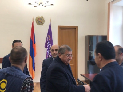 Գագիկ Ջհանգիրյանը հանդիպում է «Լուսավոր Հայաստան» խմբակցության հետ