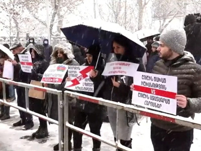 Շարունակվում է Ռոբերտ Քոչարյանի եւ մյուսների գործով դատական նիստը. դրսում բողոքի ակցիա է ընթանում