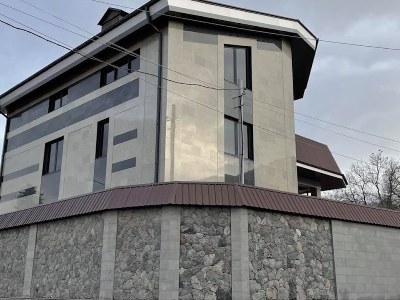 Առանձնատնից գողություն արած անձինք վթարի են ենթարկվել ու բռնվել