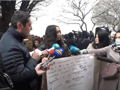 «Եռաբլուրի» միջադեպի մասնակից լրագրողը Փաշինյանի խոսքի մեջբերմամբ պաստառ է բերել կառավարության մոտ