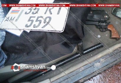 Աբովյան քաղաքում բախվել են ВАЗ 21010-ն ու Nissan-ը. Nissan-ի մեջ հայտնաբերվել է ատրճանակ եւ ոստիկանական դուբինկա