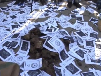 Ցուցարարներն Անուշ Բեղլոյանի եւ ադրբեջանական անձնագրի պատկերներով թղթեր են նետում ԱԺ-ի մոտ