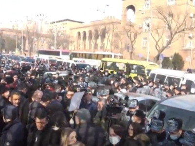 Ցուցարարները Կառավարության բակ գնալիս փակել են Բաղրամյան-Մաշտոց խաչմերուկը