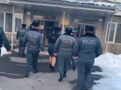 Ռոմանոս Պետրոսյանի կնոջ ընկերուհին դպրոց մտավ ոստիկանների ուղեկցությամբ. ուսուցիչները լքեցին դպրոցը