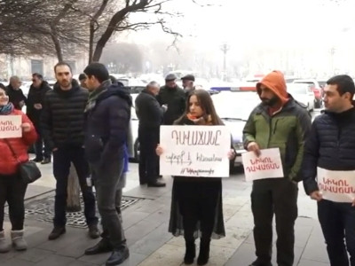 «Եկել ենք մեր հիվանդին՝ Նիկոլ Փաշինյանին տանենք». ՀՅԴ-ական երիտասարդների ակցիան կառավարության շենքի դիմաց