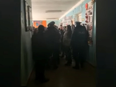«Դրածո հեռացիր». Լարված վիճակ Աբովյանի թիվ 1 դպրոցում. մեծ թվով ոստիկաններ հսկում են տնօրենի սենյակը