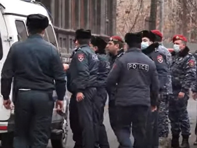 Ոստիկանությունը տարածքը «մաքրեց» խաղաղ ցուցարարներից, որ Փաշինյանը ժամանի Էկոնոմիկայի նախարարություն