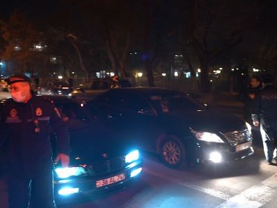 «Իմ քա'յլ», դավաճա'ն. պատգամավորներին նսեմացնում են ԱԺ շենքի մոտ.Yerkir.am