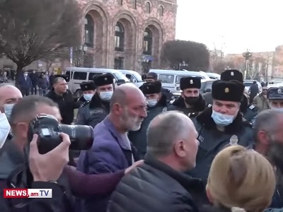 Կրքերը թեժացան Հանրապետության հրապարակում. հրմշտոց սկսվեց ոստիկանների եւ անհետ կորածների ծնողների միջեւ