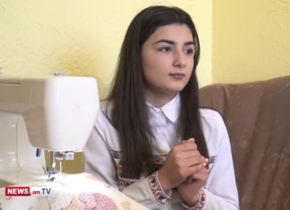 Հադրութցի Մարիամը ընտանիքին օգնելու համար սրբիչներ և սպիտակեղեն է կարում