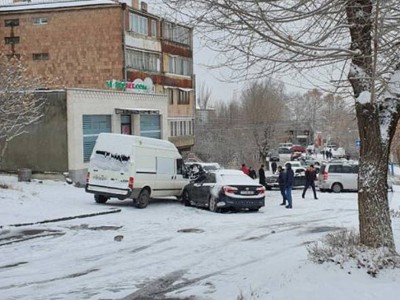 Երեւանը՝ կաթվածահար վիճակում. Նոր Նորքի 4-րդ զանգվածի Աշոտ Հովհաննիսյան փողոցը դարձել է ոչ երթեւեկելի (ֆոտո)