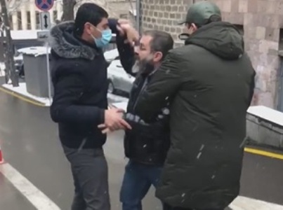 «Ձեռքդ քաշի, կգոռամ». քաղաքացիական հագուստով ոստիկանները Նարեկ Մալյանին բերման ենթարկեցին
